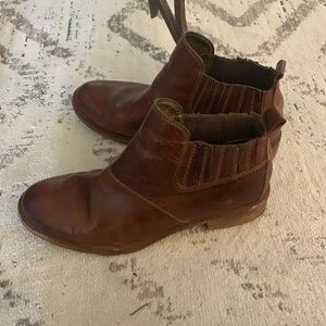 Sofft size 9 ankle boots water resistant